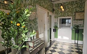 Avis Hotel